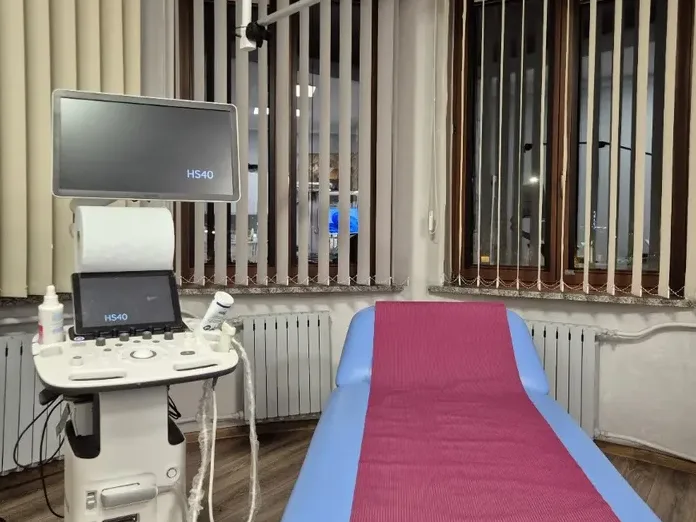 Aparat USG i łóżko badawcze w gabinecie
